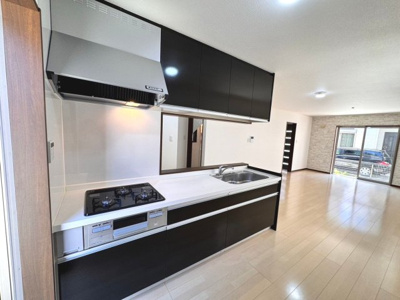 【キッチン】 | 茱萸木３丁目　中古一戸建 | キッチンからリビングが見渡せますので小さいお子様がいらっしゃるご家庭でも心強いですね♪