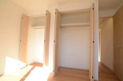 【洋室】 | 綾瀬市落合南3丁目　新築戸建て　全２棟　【仲介手数料無料】 | 2階　洋室1（6.88帖）クローゼット