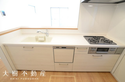 【キッチン】 | 綾瀬市落合南3丁目　新築戸建て　全２棟　【仲介手数料無料】 | 宅地建物取引士による不動産のご説明・現地のご案内、住宅金融普及協会住宅ローンアドバイザーが住宅ローンのアドバイスから融資実行までのお手伝いをしっかりサポートします♪