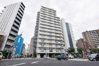 【外観】 | 手入れの行き届いた外壁やエントランスなど、「見ればわかる」レベルで清潔感を保ったマンションです。築年数を感じさせない姿で皆様をお出迎えします。～即日のご見学可能～　お問合せはお気軽にどうぞ。