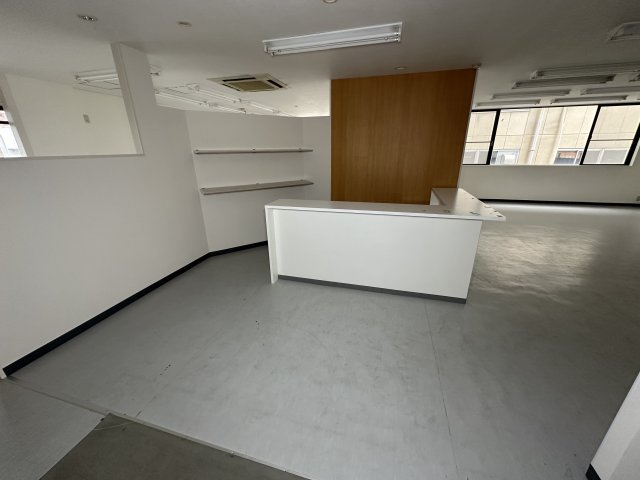 上田ビル南棟の居間・リビング