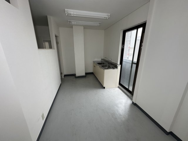 上田ビル南棟の居間・リビング