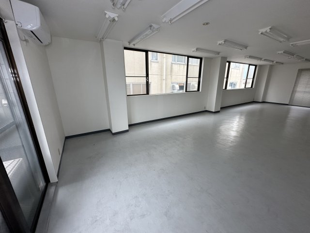 上田ビル南棟の居間・リビング