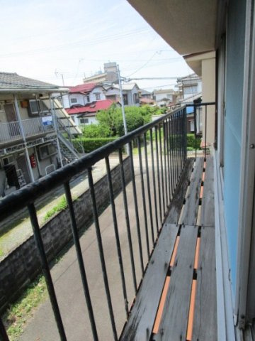 秋山アパートのバルコニー|バルコニーからの眺めを楽しみながら食事をしませんか
