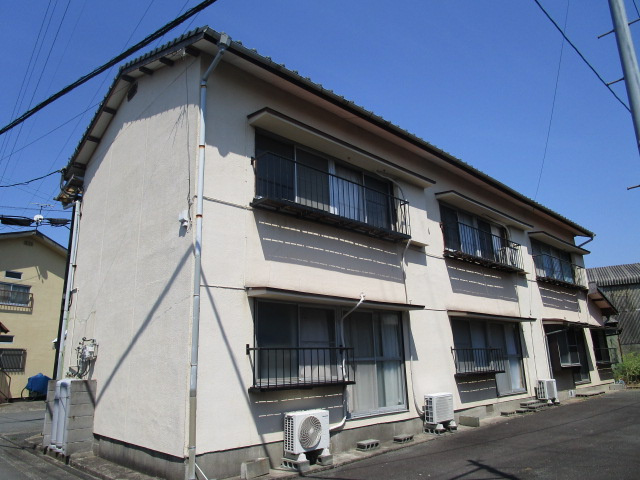 秋山アパートのエントランス|ゆとりのあるエントランスです