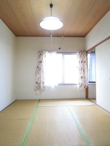 秋山アパートの居間・リビング|こちらの居間で趣味の時間をお楽しみください