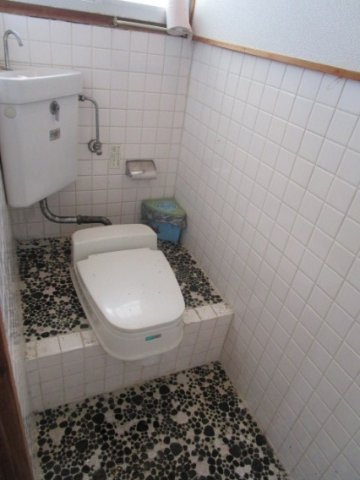 秋山アパートのトイレ|ゆったりとした空間のトイレです