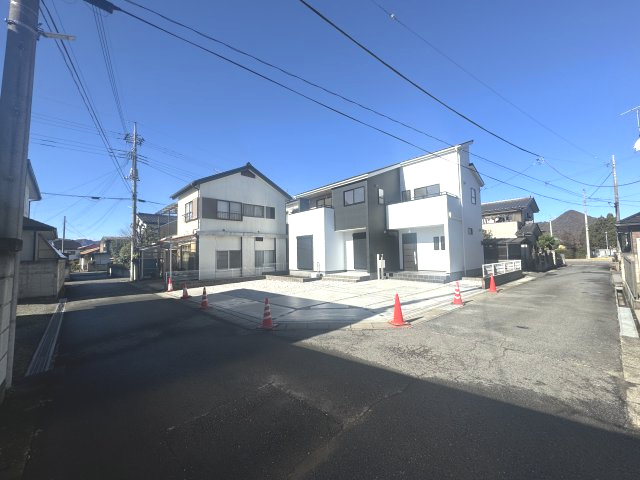 新築　沼田市高橋場第4　1号棟の前面道路含む現地写真|現地写真　 南側接道幅員約4ｍ　東側接道幅員約4ｍ						
