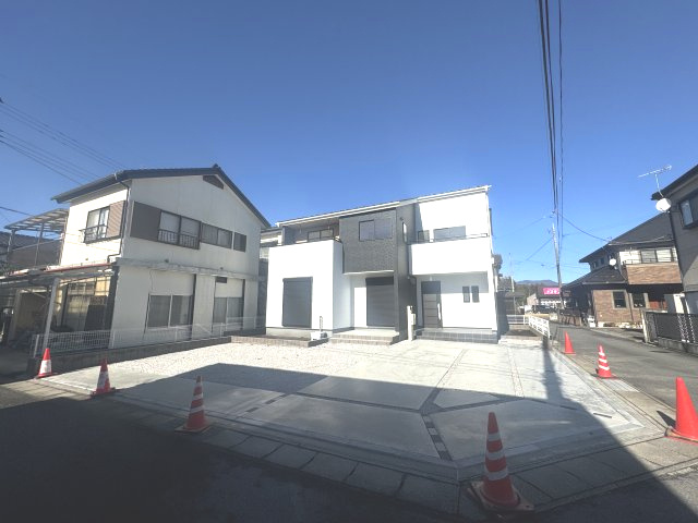 新築　沼田市高橋場第4　1号棟の駐車場|現地写真　 駐車スペース広々！建物南側に並列で4台置けます♪	