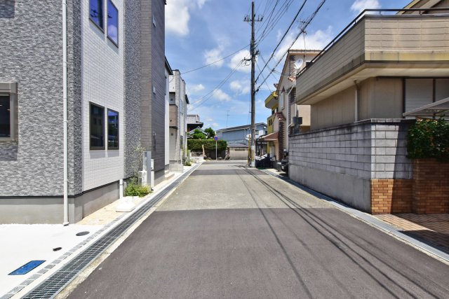 GRAN FELIDIA尼崎市南武庫之荘│低炭素住宅の限定3邸の前面道路含む現地写真|前面道路を北向きに向かって撮影した現地写真です。
道路幅は約6ｍで交通量も少なく、駐車の際も安心です。