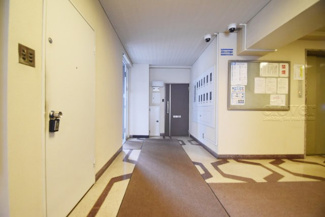 【その他共用部分】 | 当該フロアの共用廊下です。ここもきれいに清掃されています。周囲のお部屋の様子も、ぜひ伺ってみてください。～即日のご見学可能～　お問合せはお気軽にどうぞ。
