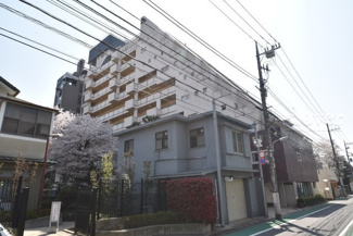【外観】 | 手入れの行き届いた外壁やエントランスなど、「見ればわかる」レベルで清潔感を保ったマンションです。築年数を感じさせない姿で皆様をお出迎えします。～即日のご見学可能～　お問合せはお気軽にどうぞ。
