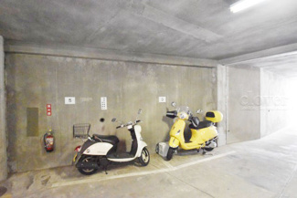 【駐車場】 | バイク置き場。空き区画の有無や駐輪料金、サイズおよび排気量規定などについては、改めてお問い合わせください。～即日のご見学可能～　お問合せはお気軽にどうぞ。
