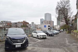 【駐車場】 | マンションの駐車場スペース。空きの有無や駐車料金、サイズ規定などについては、改めてお問い合わせください。～即日のご見学可能～　お問合せはお気軽にどうぞ。
