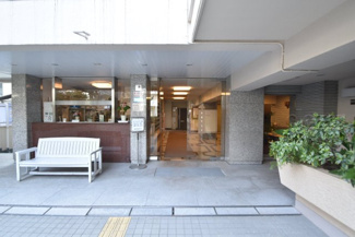 【エントランス】 | お客様を、そして住人を出迎えてくれるマンションのエントランス。ゴミが落ちていないことからも、管理状態の良さや住民の節度の高さが見て取れます。～即日のご見学可能～　お問合せはお気軽にどうぞ。
