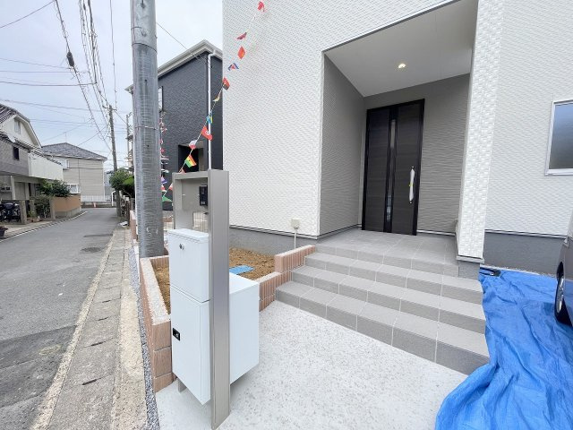 三郷市戸ケ崎　新築戸建　全2棟　1号棟のエントランス|不在時に便利な宅配BOX完備
