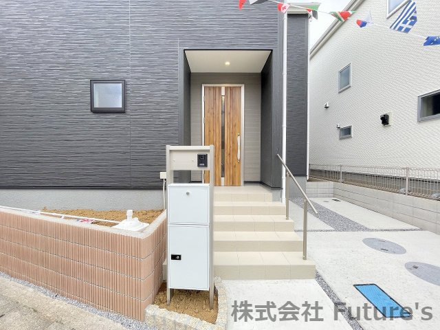 三郷市戸ケ崎　新築戸建　全2棟　2号棟のエントランス|不在時に便利な宅配BOX完備