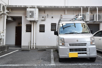 【駐車場】 | マンションの駐車場スペース。空きの有無や駐車料金、サイズ規定などについては、改めてお問い合わせください。～即日のご見学可能～　お問合せはお気軽にどうぞ。