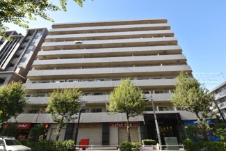 【外観】 | 青空によく映える建物です。手入れの行き届いた外壁やマンション正面エントランスなど、綺麗な姿をぜひ一度、現地にてご覧ください。～即日のご見学可能～　お問合せはお気軽にどうぞ。