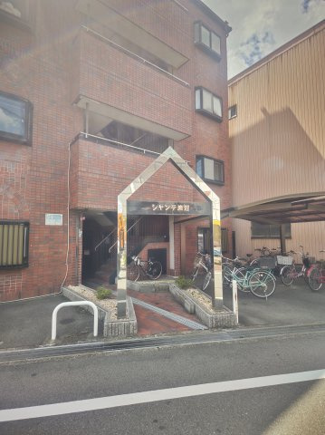 シャンテ渡辺のエントランス