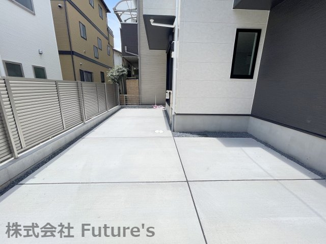 吉川市中野　新築戸建　全1棟の駐車場|カースペース並列2台可（車種による）