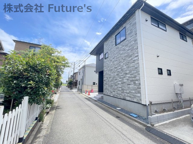 吉川市中野　新築戸建　全1棟の前面道路含む現地写真|前面道路含む現地写真です。