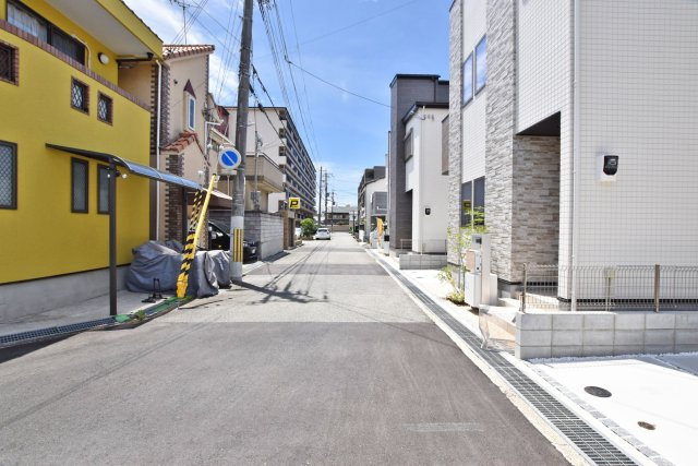 GRAN FELIDIA尼崎市南武庫之荘│低炭素住宅の限定3邸の前面道路含む現地写真|前面道路を南向きに向かって撮影した現地写真です。
道路幅は約6ｍで交通量も少なく、駐車の際も安心です。