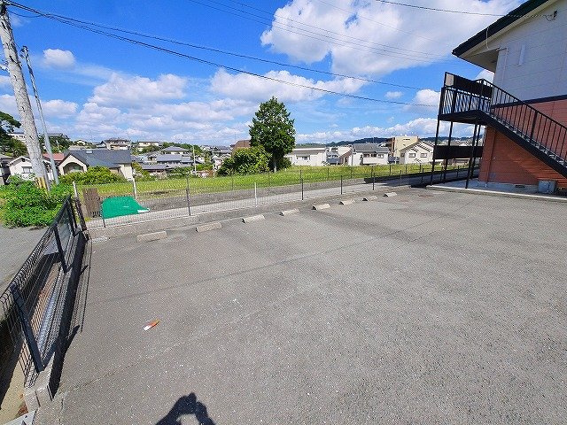 ラフィーネ生駒　（西松ヶ丘）の駐車場|カースペースがあります