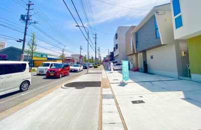 【前面道路含む現地写真】 | WF名古屋市守山区新守山全3棟＜新築一戸建て仲介手数料無料＞ | 前面道路含む現地写真です