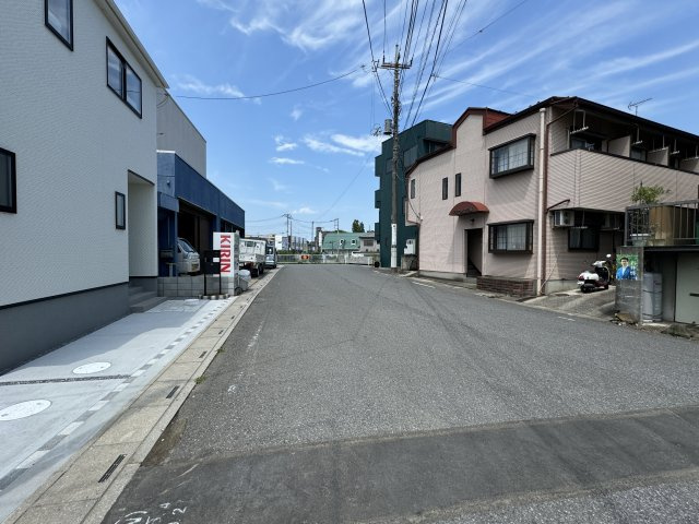 三郷市茂田井新築戸建【早稲田小学校：５分】の前面道路含む現地写真|南東側前面道路・幅員約9.9ｍ