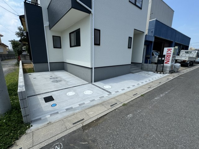 三郷市茂田井新築戸建【早稲田小学校：５分】の駐車場|駐車スペース２台