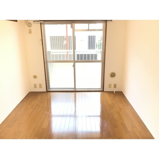【居間・リビング】 | シャトール田口戸塚Ⅰ | こちらの居間で趣味の時間をお楽しみください