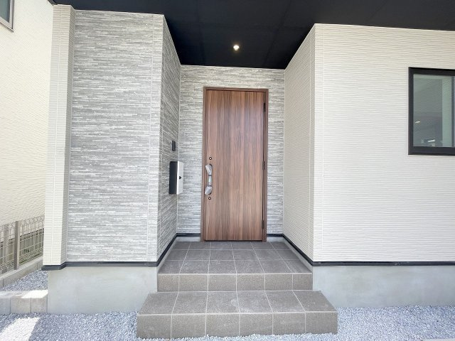 吉川市中野　新築戸建　全1棟のエントランス|玄関アプローチ