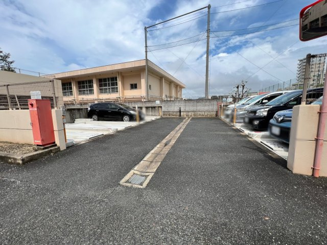 ローレルコート城北公園通り3番館の駐車場