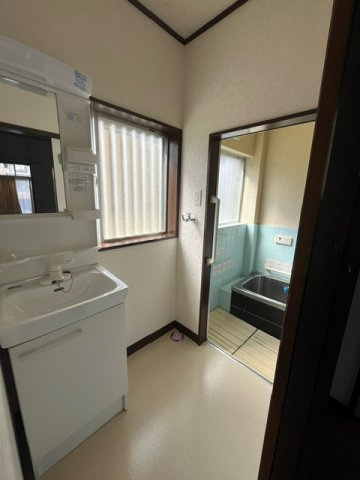 【店舗】入間市久保稲荷店舗の独立洗面台|朝の身支度に欠かせない洗面台です！