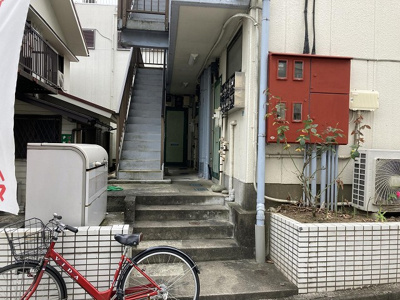 【エントランス】 | 横山ビル | マンションの入口です♪階段を上がった先にお部屋があります♪