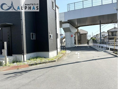 【前面道路含む現地写真】 | 加古川市加古川町中津　築浅一戸建て | 前面道路幅員6ｍ以上あります♪