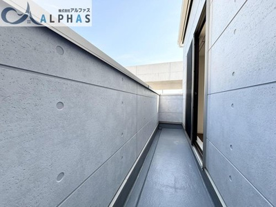 【バルコニー】 | 加古川市加古川町中津　築浅一戸建て | 南東向きバルコニーにつき採光・通風良好です♪