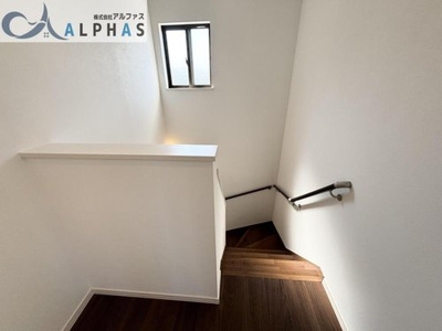 【内装】 | 加古川市加古川町中津　築浅一戸建て | 階段には手すりが付いております♪