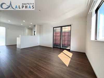 【居間・リビング】 | 加古川市加古川町中津　築浅一戸建て | ご家族みんながゆったりくつろげる広々リビングです♪