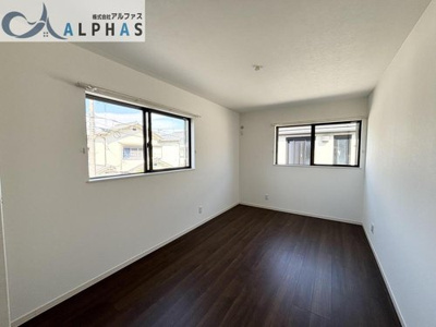 【洋室】 | 加古川市加古川町中津　築浅一戸建て | 洋室にはたっぷりの採光が入り、お部屋の雰囲気を明るくしてくれます♪