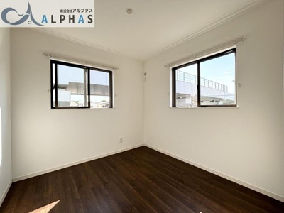 【洋室】 | 加古川市加古川町中津　築浅一戸建て | 洋室は2面採光の為、お部屋の雰囲気を明るくしてくれます♪