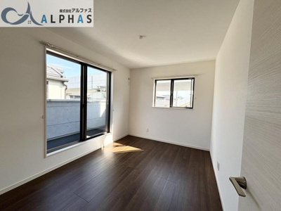 【洋室】 | 加古川市加古川町中津　築浅一戸建て | バルコニーから光が差し込み明るい雰囲気に♪