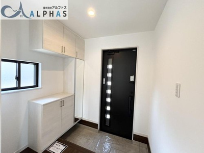 【玄関】 | 加古川市加古川町中津　築浅一戸建て | 玄関には姿見付きの靴箱収納がございますので豊富に収納可能です♪