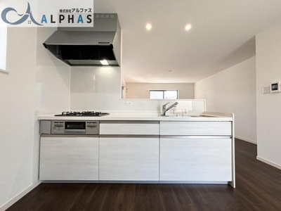 【キッチン】 | 加古川市加古川町中津　築浅一戸建て | カウンターキッチンで、ご家族との会話を楽しみながらお料理できます♪