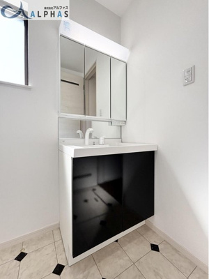 【独立洗面台】 | 加古川市加古川町中津　築浅一戸建て | 収納を設けたシャワー付洗面台で快適な暮らしを過ごせます♪