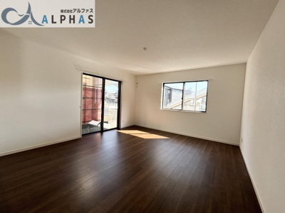 【居間・リビング】 | 加古川市加古川町中津　築浅一戸建て | ご家族みんながゆったりくつろげる広々リビングです♪