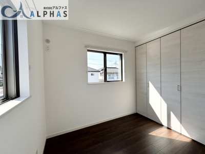 【洋室】 | 加古川市加古川町中津　築浅一戸建て | 洋室は2面採光の為、お部屋の雰囲気を明るくしてくれます♪