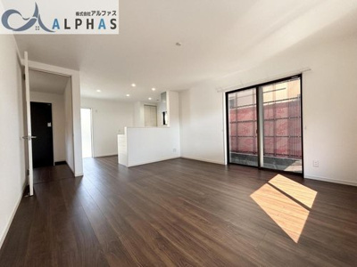 【居間・リビング】 | 加古川市加古川町中津　築浅一戸建て | 明るく広々LDK！！ご家族の団らんにゆったりした空間♪