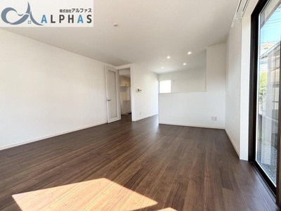 【居間・リビング】 | 加古川市加古川町中津　築浅一戸建て | リビングが南西向きの為、毎日明るく過ごせます♪